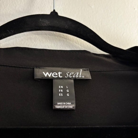 Black Button-Up Cropped Blouse Shirt with Front Twist Knot – Black – Large - Picture 6 of 9